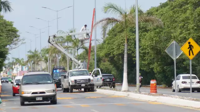 La obra, de seis kilómetros de extensión, carece de iluminación por deberse 800 mil pesos: Rabelo