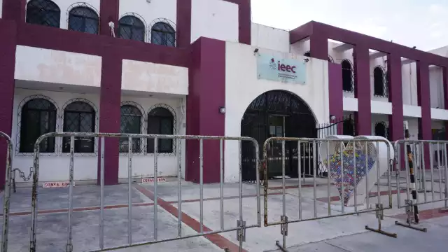 Decenas de vallas fueron instaladas fuera del instituto