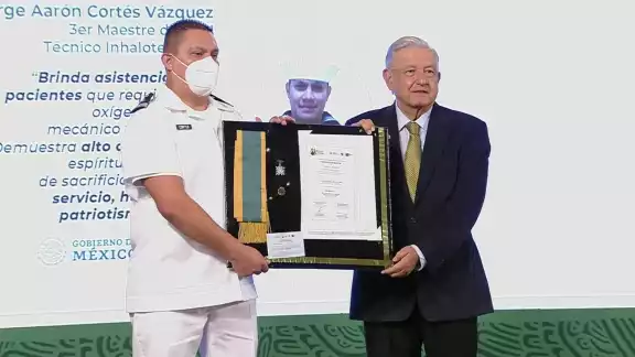 El presidente entregó las condecoraciones Miguel Hidalgo a 7 representantes del personal de salud por su labor en la pandemia del COVID-19