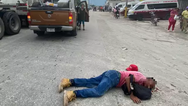 Transeúntes señalaron que el hombre se arrojó frente al vehículo