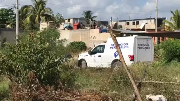 Personal de Servicios Periciales de la FGE Quintana Roo arribaron a la Región 236 de Cancún para el levantamiento de los restos humanos