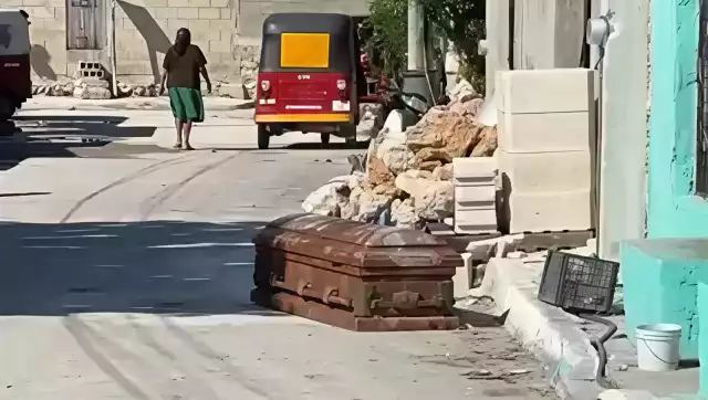 Hallan ataúd abandonado en plena calle de Seybaplaya, Campeche.