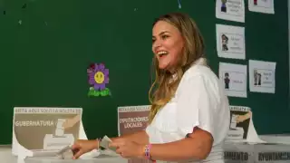 Cecilia Patrón  emite su voto  en Mérida 