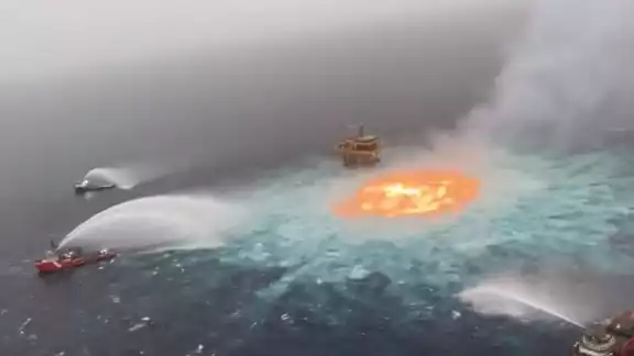 El pasado 2 de julio se registró un accidente en una de las válvulas de la plataforma Ku-C en Campeche, ocasionando un gran "ojo de fuego" El pasado 2 de julio se registró un accidente en una de las válvulas de la plataforma Ku-C en Campeche, ocasionando un gran "ojo de fuego"