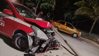 Taxista de Isla Mujeres se impacta contra poste en curva de El Arco Norte en Cancún