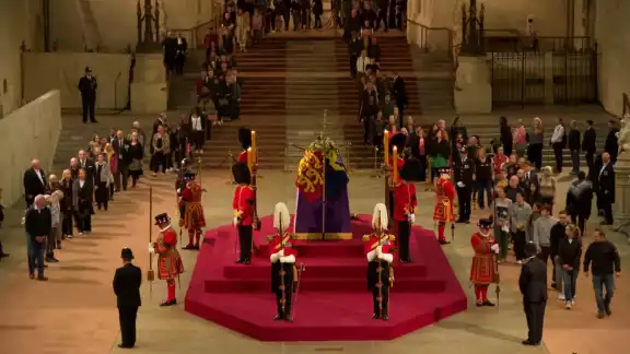 El ataúd de la Reina Isabel II permanecerá expuesto al público hasta el 19 de septiembre, fecha en el que se realizará su funeral de Estado El ataúd de la Reina Isabel II permanecerá expuesto al público hasta el 19 de septiembre, fecha en el que se realizará su funeral de Estado