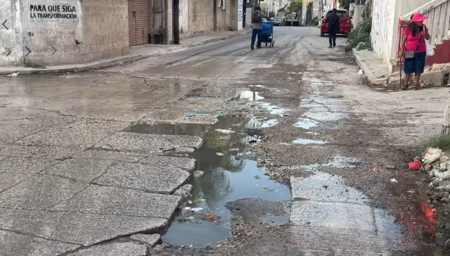 Más de 17 mil habitantes enfrentan problemas de bacheo y fugas de agua potable.