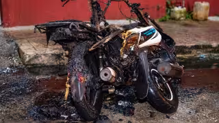 Incendio consumió dos motocicletas y dañó otros vehículos en Cozumel