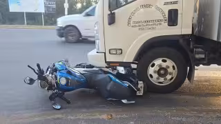 Joven se salva de ser aplastado por un camión en Campeche tras saltar a tiempo de su motocicleta