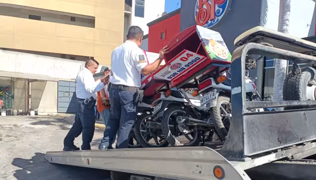 Personal de la Dirección de Seguridad Pública y licenciados de la Casa de Justicia embargaron nueve motocicletas a un restaurante en Plaza Palmira
