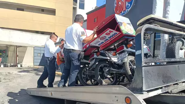 Personal de la Dirección de Seguridad Pública y licenciados de la Casa de Justicia embargaron nueve motocicletas a un restaurante en Plaza Palmira