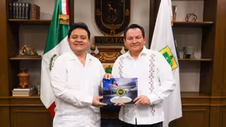 Fiscal de Yucatán entrega a Joaquín Díaz Mena el  Segundo Informe de Actividades la FGE