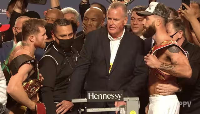 Saúl, quien superó la báscula de 168 libras en el pesaje de la pelea.