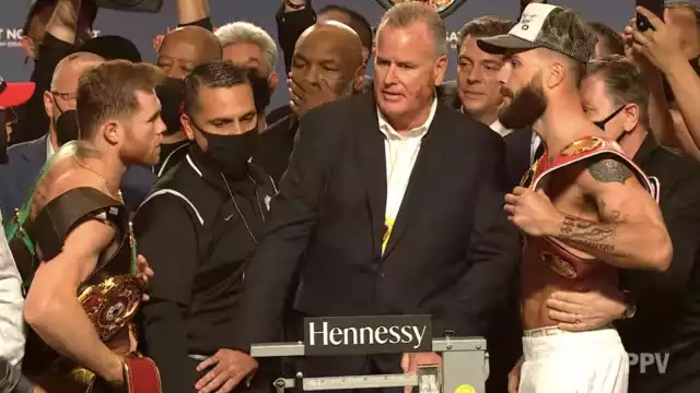 Saúl, quien superó la báscula de 168 libras en el pesaje de la pelea.