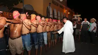 La cruz que los hombres cargan pesa más de 100 kilos y mide cerca de 10 metros