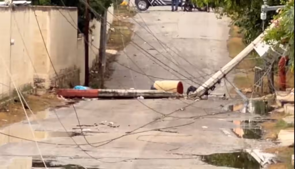 Fuertes lluvias derriban postes y dejan sin servicios a comunidad de Campeche