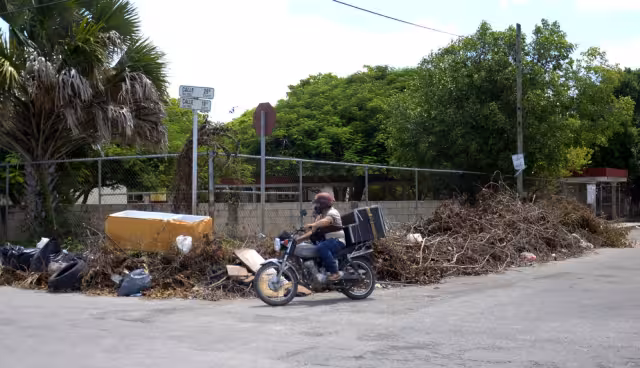 Mal y lenta, recogida de basura en calles de la ciudad de Mérida