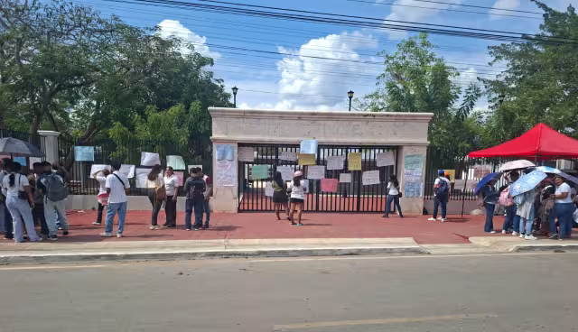 Cierran escuela en Ticul y piden destitución de directivos por error en trámites de becas