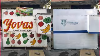 Todos los puestos lucen del mismo color desde finales de abril. Foto: Especial