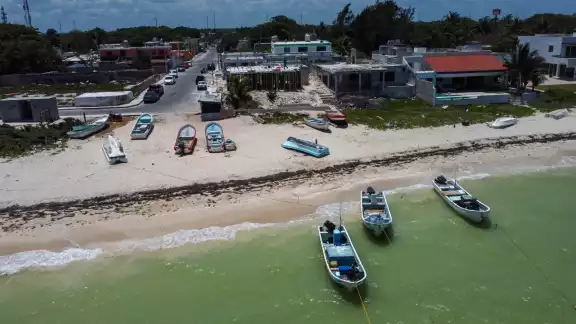 En Chicxulub las embarcaciones están en la orilla de la playa porque carecen de un refugio En Chicxulub las embarcaciones están en la orilla de la playa porque carecen de un refugio