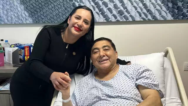 Sandra Cuevas comaprtió una foto con el actor Carlos Benavides desde el hospital. Foto: Especial