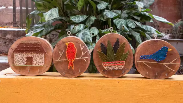 Elías Uriel Medina Collí (a la derecha) tiene 22 años y es egresado de la carrera de arquitectura, en sus ratos libres se dedica a confeccionar sus artesanías