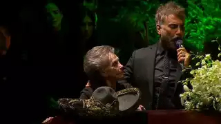 Alejandro Fernández cantando a su madre