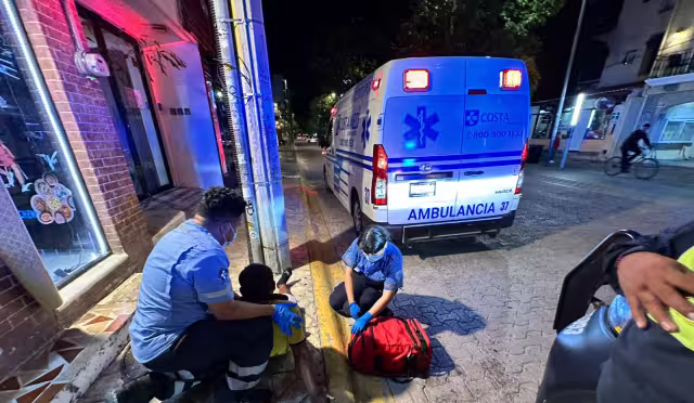 Paramédicos atendieron al hombre, quien se encontraba herido