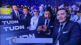 El cantante del momento Peso Pluma se estrena como comentarista deportivo en el Canelo vs Ryder, como invitado especial de TUDN