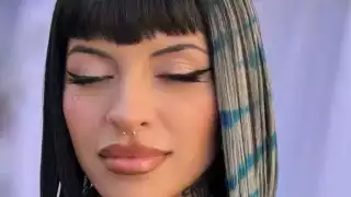 Cazzu modela sexy traje en redes