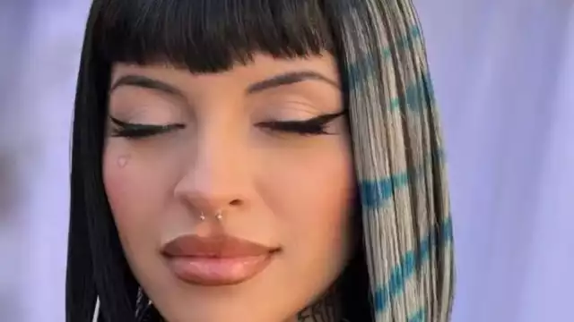 Cazzu modela sexy traje en redes