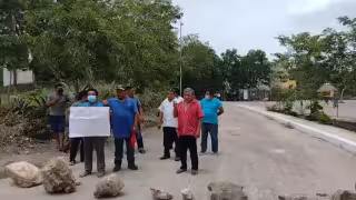 Artesanos de Dzitnup cierran entrada al poblado por conflicto en la renta de chalecos en cenotes