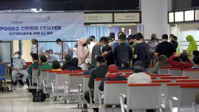 Familiares de los pasajeros esperando información sobre el vuelo