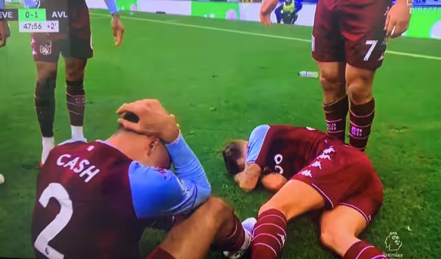 Varios proyectiles fueron lanzados tras el gol de Aston Villa al final del primer período, y uno de ellos aparentemente alcanzó a dos jugadores rivales