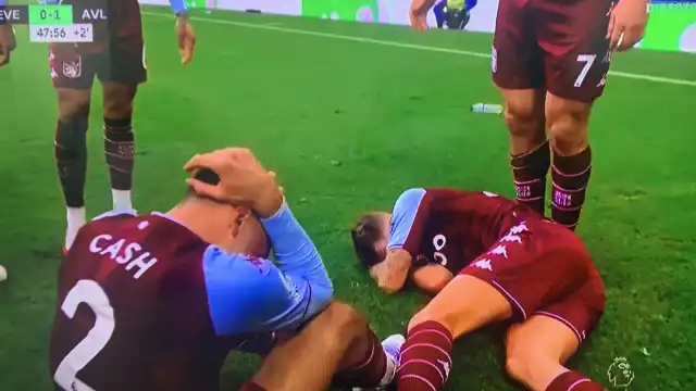 Varios proyectiles fueron lanzados tras el gol de Aston Villa al final del primer período, y uno de ellos aparentemente alcanzó a dos jugadores rivales