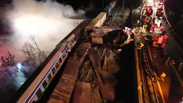 Dos trenes chocan y se incendian en Grecia, deja 26 muertos y 85 heridos