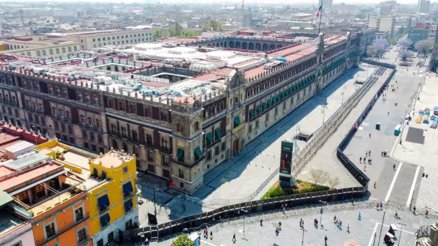 Vista aérea de Palacio Nacional rodeado por vallas