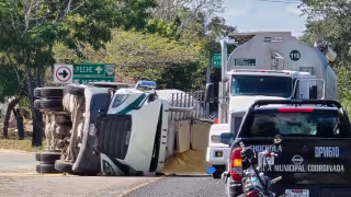 Vuelca tráiler cargado de alimentos y bloquea acceso a Chocholá