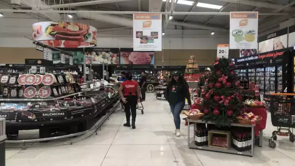 La mayoría de la gente que acudió la noche de ayer, iba a comprar artículos de la canasta básica; locales de ropa y calzado, de los comercios con mayor afluencia.