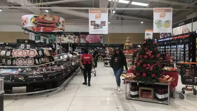 La mayoría de la gente que acudió la noche de ayer, iba a comprar artículos de la canasta básica; locales de ropa y calzado, de los comercios con mayor afluencia.