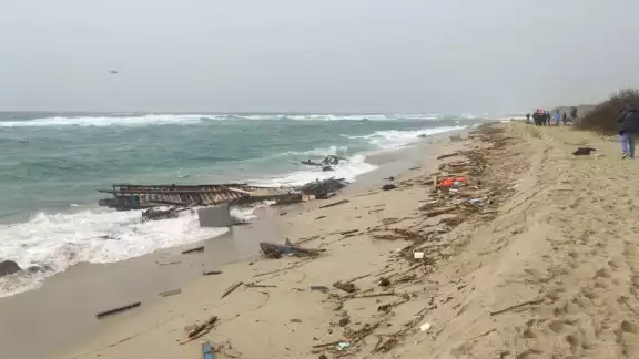 Un recién nacido y 12 menores mueren en naufragio en Italia