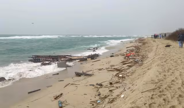 Un recién nacido y 12 menores mueren en naufragio en Italia