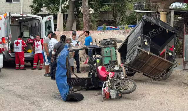 Mototaxista presuntamente ebrio provoca choque múltiple en Calkiní.