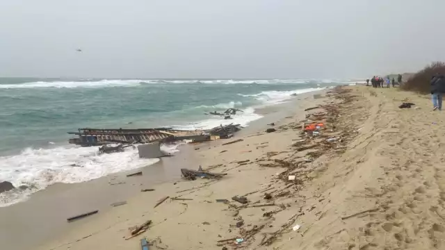 Un recién nacido y 12 menores mueren en naufragio en Italia