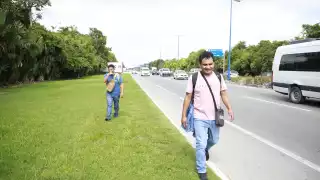 Colombianos prefieren caminar del aeropuerto al Centro de Cancún por el alto costo de los taxis