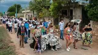 Jóvenes de Maní, Yucatán, elaboraron atuendos a base de material reciclado
