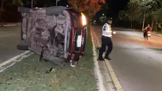 Accidente en Campeche: Conductor se duerme y vuelca su vehículo en la avenida Benito Juárez