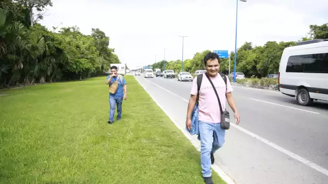 Los jóvenes caminaron media hora bajo el sol para salir del AIC.