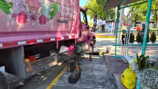 Recolector de basura rompe tapa de registro en Ciudad del Carmen y queda varado