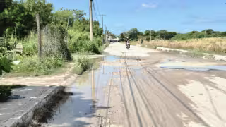 Lluvias, fuga de agua y camiones pesados deterioran vialidad en Champotón